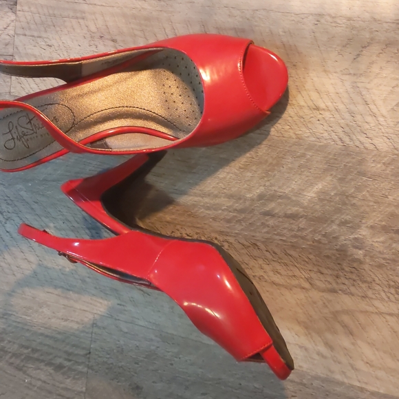 Patent red heels size 7.5 - Picture 2 of 4